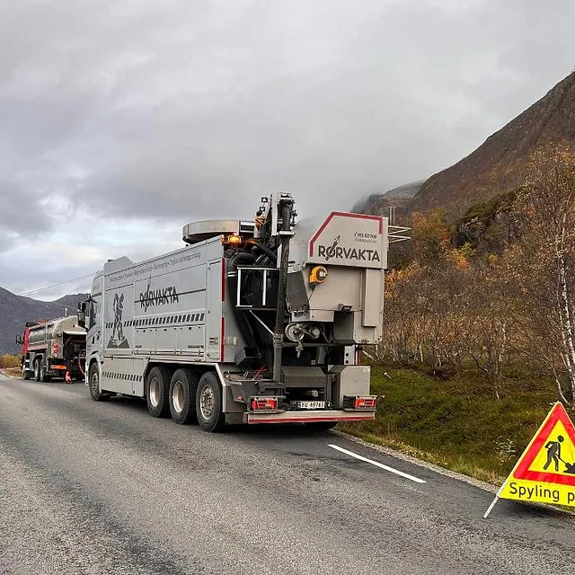 Lastebil fra Rørvakta i veikanten
